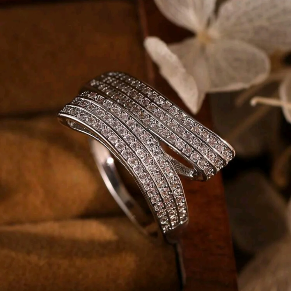 BRAND NEW ** Elegant Silver Diamond Women's Ring